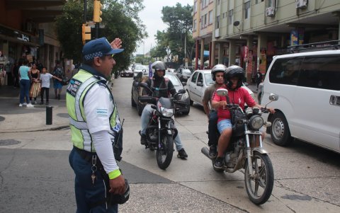 Un agente de la ATM controla el flujo vehicular en el centro de Guayaquil.