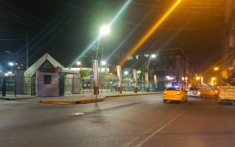 Cerca del parque central ya no se ven familias. Todo está con candado y en las veredas no se ve tampoco a personas deambulando al llegar la noche.