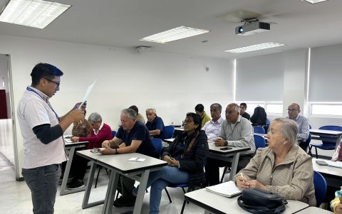 PUCE. Por 30 dólares, en un mes, abuelos aprenden sobre Internet.