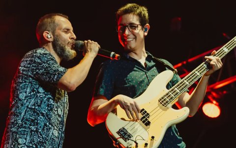 Mauro ha acompañado al cantante Sergio Sacoto, ex Cruks en Karnak, por más de diez años.