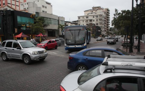 En avenida 9 de Octubre y Carchi no funcionaban los semáforos debido al apagón. Tampoco había agentes de tránsito, la mañana de este sábado 7 de septiembre.