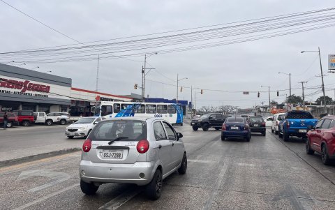 En la avenida Juan Tanca Marengo no se observaron agentes de tránsito ante la falta de semáforos.