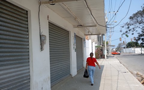 Comerciantes no abrieron sus negocios en Playas debido al apagón registrado la mañana de este sábado 7 de septiembre.