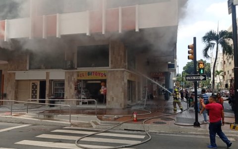 El incendio se registró en un inmueble en las calles Boyacá y Clemente Ballén, centro de Guayaquil.