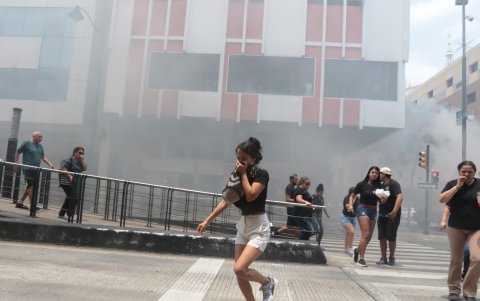 Ciudadanos se tapaban la nariz ante la humareda producida por el fuego. La emergencia se reportó en un edificio de las calles Boyacá y Clemente Ballén, centro de Guayaquil.