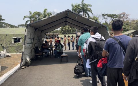 Revisión. Los postulantes son examinados por personal de las Fuerzas Armadas para su aprobación para el acuartelamiento.