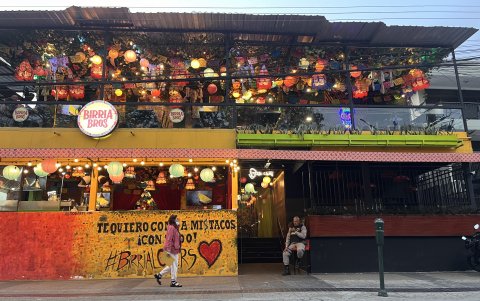 Birria Bros. En el recorrido, este local de Urdesa estuvo con poca gente. Sin embargo, reconocen los guayaquileños, es uno de los que más visitan por el ambiente.