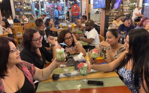 Ambiente. La mayor parte de los comensales prefieren disfrutar al aire libre en Santa Ana.