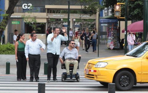 Juan Luis Hidalgo, jefe de Seguridad y Salud de la Universidad Guayaquil, lidia a diario con los obstáculos que le impiden recorrer la ciudad y el irrespeto de los vehículos.