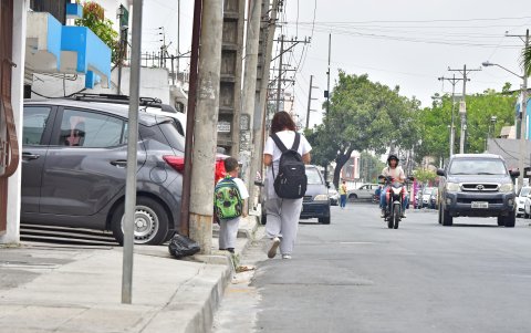 Niños y adolescentes se ven obligados a caminar sobre el asfalto, en plena calle, debido a que no hay espacio para ellos en las veredas.
