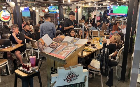 Varios locales gastronómicos funcionan en la zona turística y hotelera de Puerto Santa Ana, en Guayaquil.