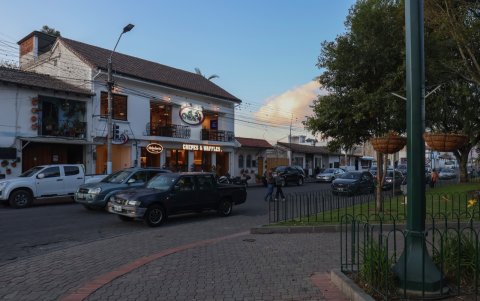 Las plazas se ubican en la vía principal que ingresa a la parroquia y en el parque central.