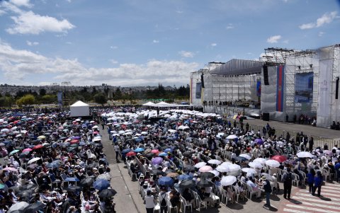 Miles de personas que llegaron de varias ciudades del Ecuador a la misa campal en el parque Bicentenario.