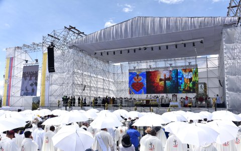 Un fuerte sol acompañó la misa campal en el parque Bicentenario.