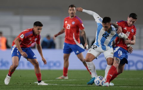 Ante la ausencia de Messi, Lautaro Martínez debe manejar el ataque de la Albiceleste.