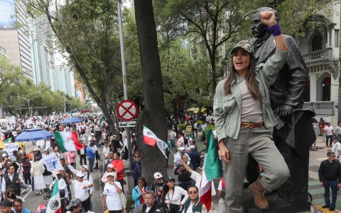 Una mujer se manifiesta durante una protesta frente a la Cámara de Senadores. Miles de trabajadores y estudiantes universitarios se congregaron en el Ángel de la Independencia.