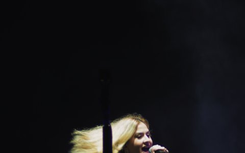 Mar Rendón fue la encargada del acto de apertura. Le dedicó sus canciones de despecho a “los cachudos”.