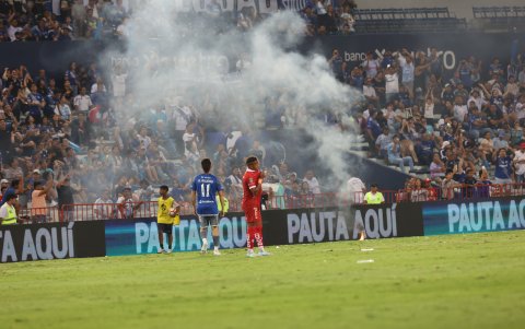 La caída de bengalas en la cancha provocó una nueva paralización.