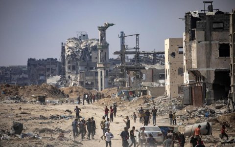 Palestinos desplazados inspeccionan la zona destruida después de una operación militar terrestre de las fuerzas israelíes.