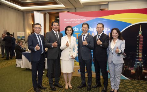 Fidel Tsao, Tommy Meng, Lynn Kao, Augusto Liao, Huang Weng Hong y Hsia Pi Hua.