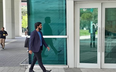 Familiares del excontralor del correísmo llegan hasta el tribunal.