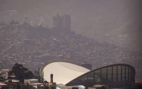 La Paz cubierta por una capa de humo ocasionada por los incendios.