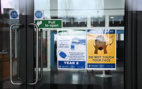 Unos carteles sobre las medidas para prevenir el contagio de covid en un instituto de Londres, Reino Unido.