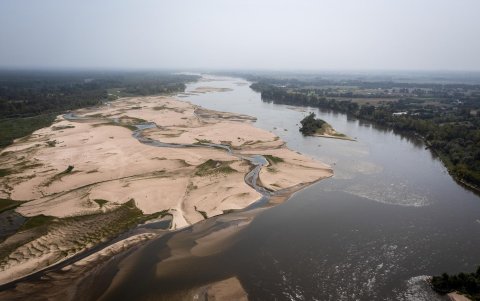 la ola de calor que atraviesa Polonia en los últimos días, con temperaturas de 33 grados, unida a la escasez de lluvia, pueden provocar que el cauce del Vístula, baje por debajo de los 20 centímetros.