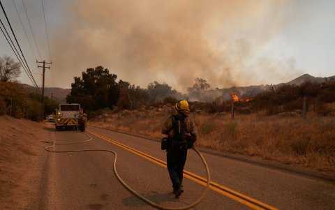 Bomberos combatiendo un incendio en California. Hay 35.405 estructuras amenazadas, incluidas casas y edificios comerciales.