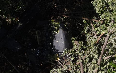 Se observa este lunes, parte del fuselaje de un helicóptero de la Fuerza Aérea de El Salvador accidentado la noche del domingo en Pasaquina (El Salvador).