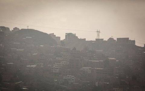 El Gobierno de Bolivia dispuso este lunes la realización de clases virtuales en los departamentos más afectados y la suspensión de los despegues en el Aeropuerto de Viru Viru, en Santa Cruz.