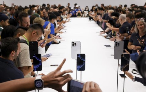 Una exhibición de los nuevos modelos Apple iPhone 16 en el evento de lanzamiento de producto 'Glowtime' de Apple en el campus de Apple Park en Cupertino, California, EE. UU., 9 de septiembre de 2024.