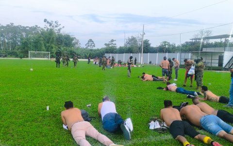 Los militares llegaron a la cancha donde detuvieron a una persona.