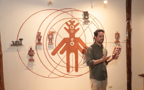 El artista Nuno Acosta explica al público detalles de su colección.