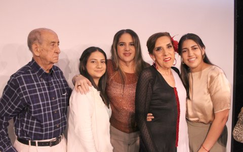 Agustín Ampuero, Pamela Castillo, Cinthia Ampuero, Kitty Franco y Nathalia Castillo.