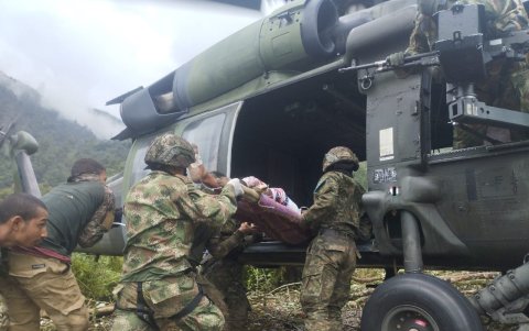 Miembros del Ejército de Colombia trasladan a uno de los seis integrantes del Clan del Golfo capturados, en otro operativo en la vereda El Salto, municipio de Aracataca, Magdalena.