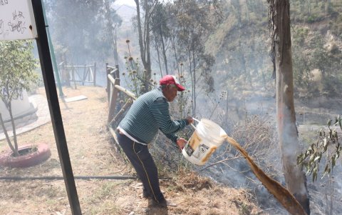 Comunidad. En casos  como este, es usual que vecinos de las zonas afectadas trabajen junto a los casacas rojas para ayudar en el control de los incendios.