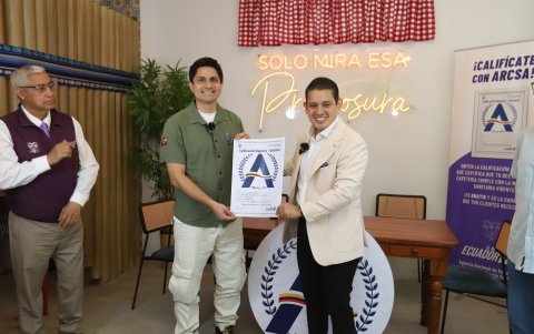 Sello. Momento en que Kuntur recibió la certificación de ser restaurante A.