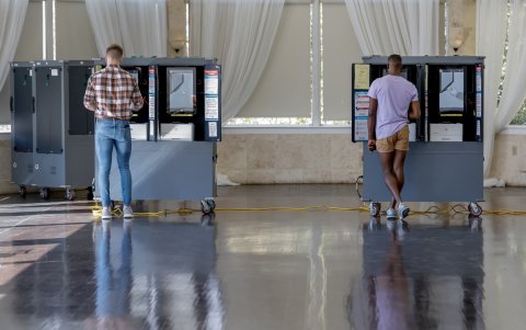 Archivo. Personas mientras ejercen su derecho al voto en Atlanta, Georgia.