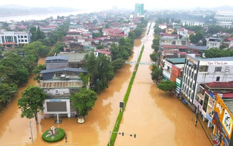 Una fotografía cedida por la Agencia de Noticias de Vietnam muestra la inundación en torno a los edificios en la ciudad de Yen Bai (Vietnam).