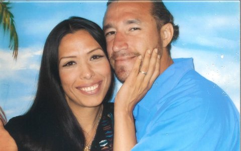 Carlos Cárdenas y su esposa Christina quien denunció al Departamento de Correcciones y Rehabilitación de California (CDCR) tras subir una requisa ilegal en sus genitales.