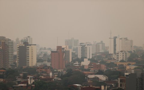 Una capa de humo en la ciudad de Asunción, como consecuencia de incendios en el chaco paraguayo y en zonas que hacen parte de Bolivia y Brasil.