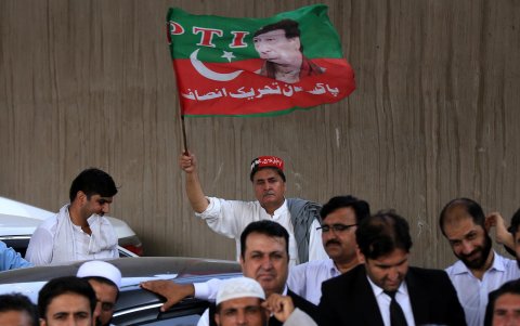 Un partidario del partido Pakistan Tehreek-e-Insaf (PTI) ondea la bandera del partido durante una protesta frente a la asamblea provincial de Khyber-Pakhtunkhwa.