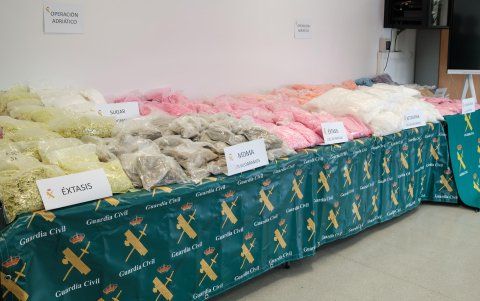La Guardia Civil ha exhibido en Ibiza el alijo de droga sintética requisado en la 'Operación Adriático', entre la que destacan un millón de pastillas éxtasis.