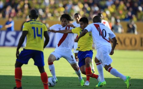 Ecuador venció 2-0 a Perú en las eliminatorias sudamericanas para el Mundial de Brail 2014