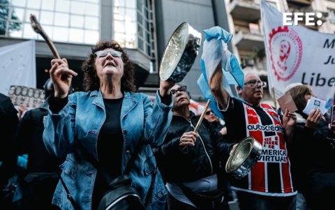 Personas tocan ollas durante una marcha contra el veto presidencial.