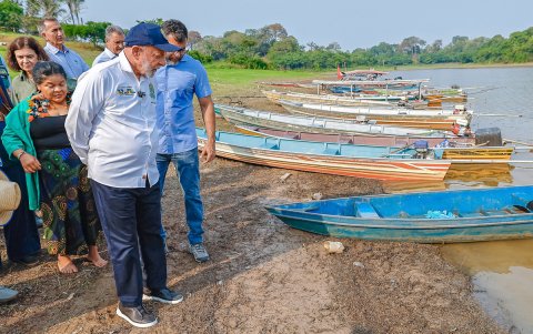 El presidente brasileño, Luiz Inácio Lula da Silva, visitando las comunidades rurales afectadas por la sequía y los incendios.