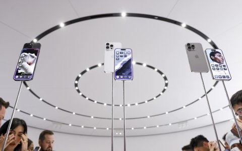 Una exhibición de los nuevos modelos de iPhone 16 de Apple en el evento de lanzamiento de productos 'Glowtime' de Apple en el campus de Apple Park en Cupertino, California, EE. UU.