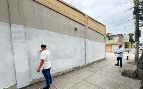 Para tapar los rayones, utilizan pintura blanca
