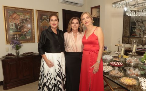 Gía de Viver, Glenda de Ycaza y Carmen de Torres.